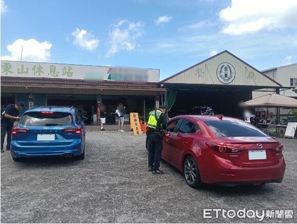 ▲台南白河警分局聯合環保、監理單位，在東山路段稽查改裝車輛，守護山區交通安全與寧靜。（記者林東良翻攝，下同）