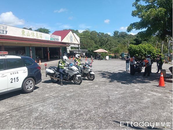 ▲台南白河警分局聯合環保、監理單位，在東山路段稽查改裝車輛，守護山區交通安全與寧靜。（記者林東良翻攝，下同）