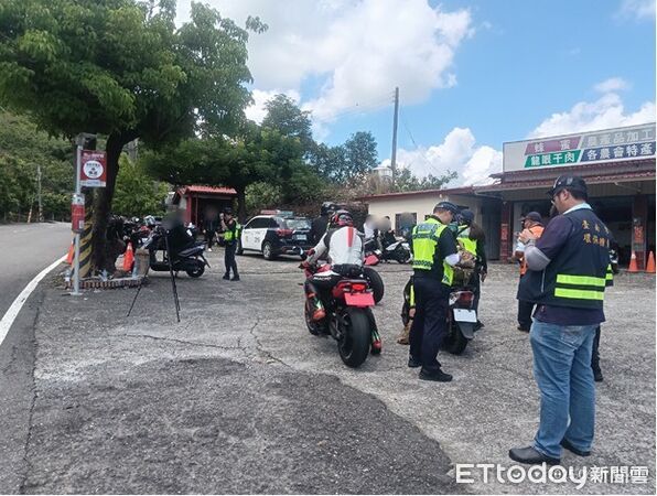 ▲台南白河警分局聯合環保、監理單位，在東山路段稽查改裝車輛，守護山區交通安全與寧靜。（記者林東良翻攝，下同）