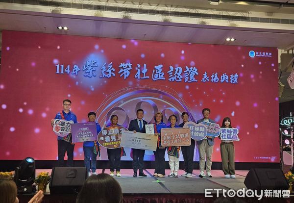 ▲▼花蓮吉安鄉南昌社區、壽豐鄉壽農社區及萬榮鄉萬榮社區通過一朵紫絲帶認證，接受衛福部頒獎表揚。（圖／花蓮縣政府提供，下同）
