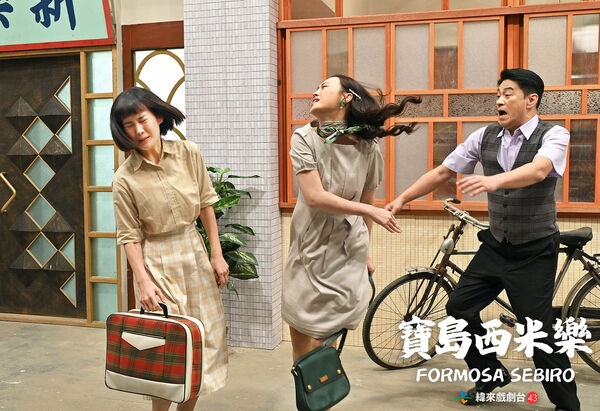 ▲璟宣（左）與何宜珊（右）在《寶島西米樂》中飾演母女。（圖／緯來戲劇台提供）