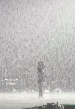 ▲▼G-DRAGON越南淋暴雨開唱！神級舞台超猛　零失誤〈TOO BAD〉萬人看呆。（圖／翻攝自8lo8lo8lowme IG）