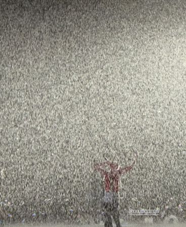 ▲▼G-DRAGON越南淋暴雨開唱。（圖／翻攝自8lo8lo8lowme IG）