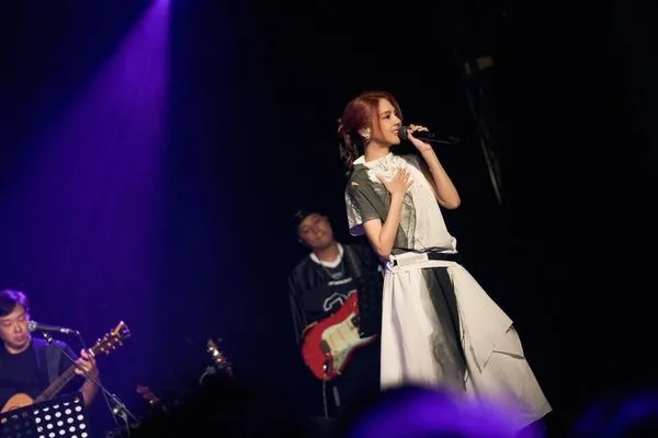 ▲▼郭靜身穿雪白長裙開唱。（圖／寬宏藝術提供）