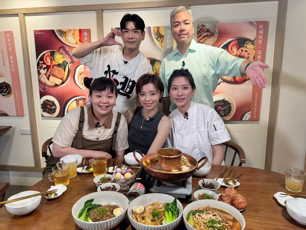 ▲王瞳與宮美樂在《娛樂超skr》節目中真情流露，從戲裡到戲外都是真姐妹。（圖／民視提供）