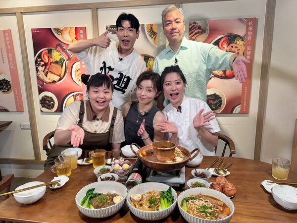 ▲王瞳與宮美樂在《娛樂超skr》節目中真情流露，從戲裡到戲外都是真姐妹。（圖／民視提供）