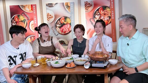 ▲王瞳與宮美樂在《娛樂超skr》節目中真情流露，從戲裡到戲外都是真姐妹。（圖／民視提供）