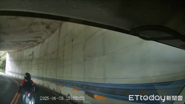▲用路人開車行經新中橫公路明隧道，三秒內連遭兩違規跨越雙黃線機車逆向撞上。（圖／記者高堂堯翻攝，下同）