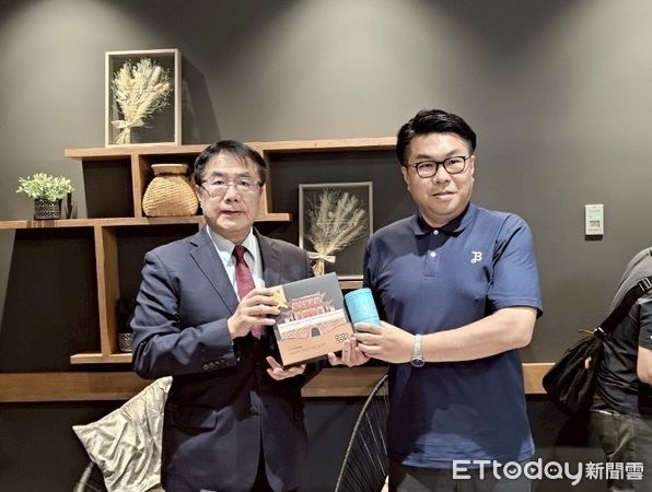 ▲日本北海道聖華高等學校學生手拿國旗開心品嘗來自台南的鳳梨，直呼「超甜超好吃」。（記者林東良翻攝，下同）