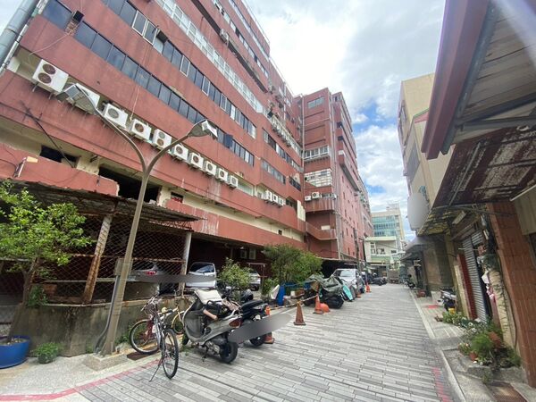 ▲台南東區文化六街驚傳重機摔車意外，疑似因路面掉落的豬腸所致，警方通知掉落物駕駛人到案說明，並依法開罰。（記者林東良翻攝，下同）