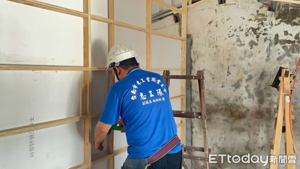 ▲台南做工行善團22日深入南區、麻豆區、鹽水區協助弱勢家庭修繕屋宅，烈日下仍堅守現場作業。（記者林東良翻攝，下同）