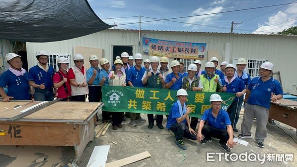 ▲台南做工行善團22日深入南區、麻豆區、鹽水區協助弱勢家庭修繕屋宅，烈日下仍堅守現場作業。（記者林東良翻攝，下同）