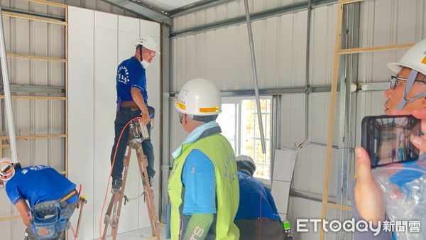 ▲台南做工行善團22日深入南區、麻豆區、鹽水區協助弱勢家庭修繕屋宅，烈日下仍堅守現場作業。（記者林東良翻攝，下同）