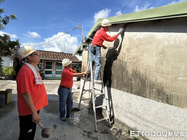 ▲台南做工行善團22日深入南區、麻豆區、鹽水區協助弱勢家庭修繕屋宅，烈日下仍堅守現場作業。（記者林東良翻攝，下同）