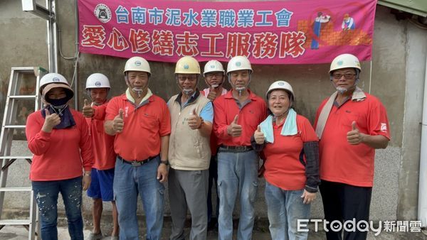 ▲台南做工行善團22日深入南區、麻豆區、鹽水區協助弱勢家庭修繕屋宅，烈日下仍堅守現場作業。（記者林東良翻攝，下同）