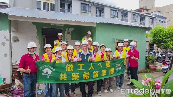 ▲台南做工行善團22日深入南區、麻豆區、鹽水區協助弱勢家庭修繕屋宅，烈日下仍堅守現場作業。（記者林東良翻攝，下同）