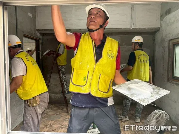 ▲台南做工行善團22日深入南區、麻豆區、鹽水區協助弱勢家庭修繕屋宅，烈日下仍堅守現場作業。（記者林東良翻攝，下同）