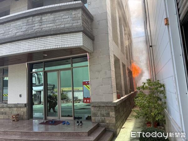 ▲台南安南區1家公司發生火警，警消出動16車34人前往搶救火勢，並救出3人。（民眾提供）