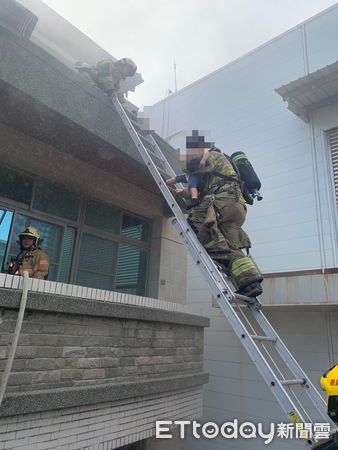 ▲台南安南區1家公司發生火警，警消出動16車34人前往搶救火勢，並救出3人。（記者林東良翻攝，下同）