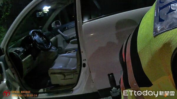 ▲▼大甲警方深夜攔檢，眼尖搜出安毒，還及時擋下要吞下毒品的男子。（圖／民眾提供，下同）