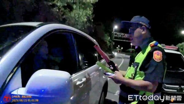 ▲▼大甲警方深夜攔檢，眼尖搜出安毒，還及時擋下要吞下毒品的男子。（圖／民眾提供，下同）