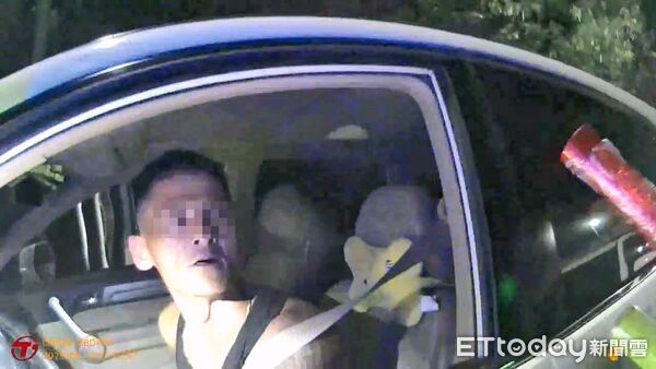 ▲▼大甲警方深夜攔檢，眼尖搜出安毒，還及時擋下要吞下毒品的男子。（圖／民眾提供，下同）