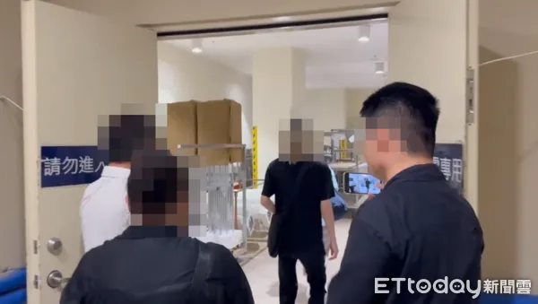 ▲▼19歲蔡姓女騎士遭吊車輾斃，檢警會同法醫相驗遺體，家屬離開。（圖／記者黃彥傑攝）