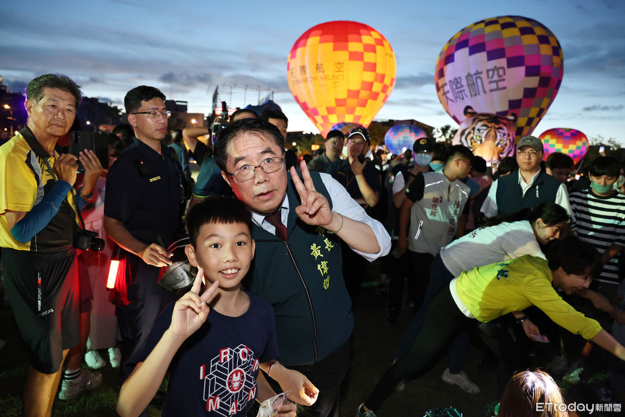 熱氣球×無人機首度結合！　台南夏至夜空上演超人力霸王光影秀