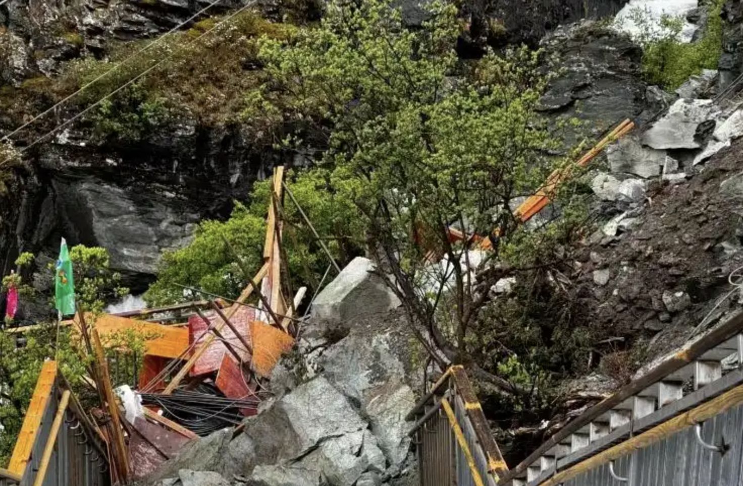 ▲四川稻城亞丁景區因暴雨出現坍塌。（圖／翻攝新民晚報）