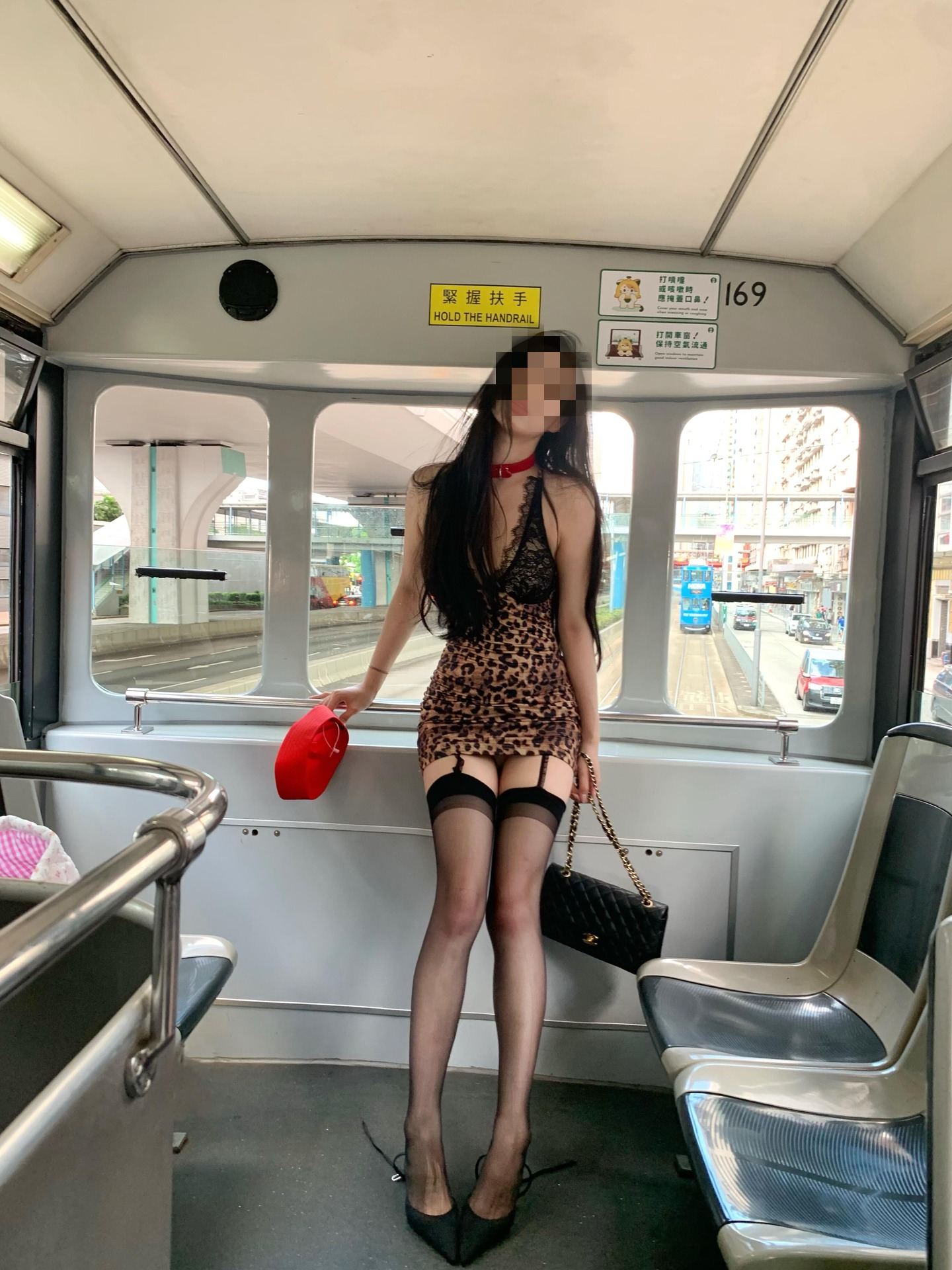 ▲大陸一名女子穿著時髦赴港旅遊，拍美照被放到網路上無辜挨批。（圖／翻攝Threads）