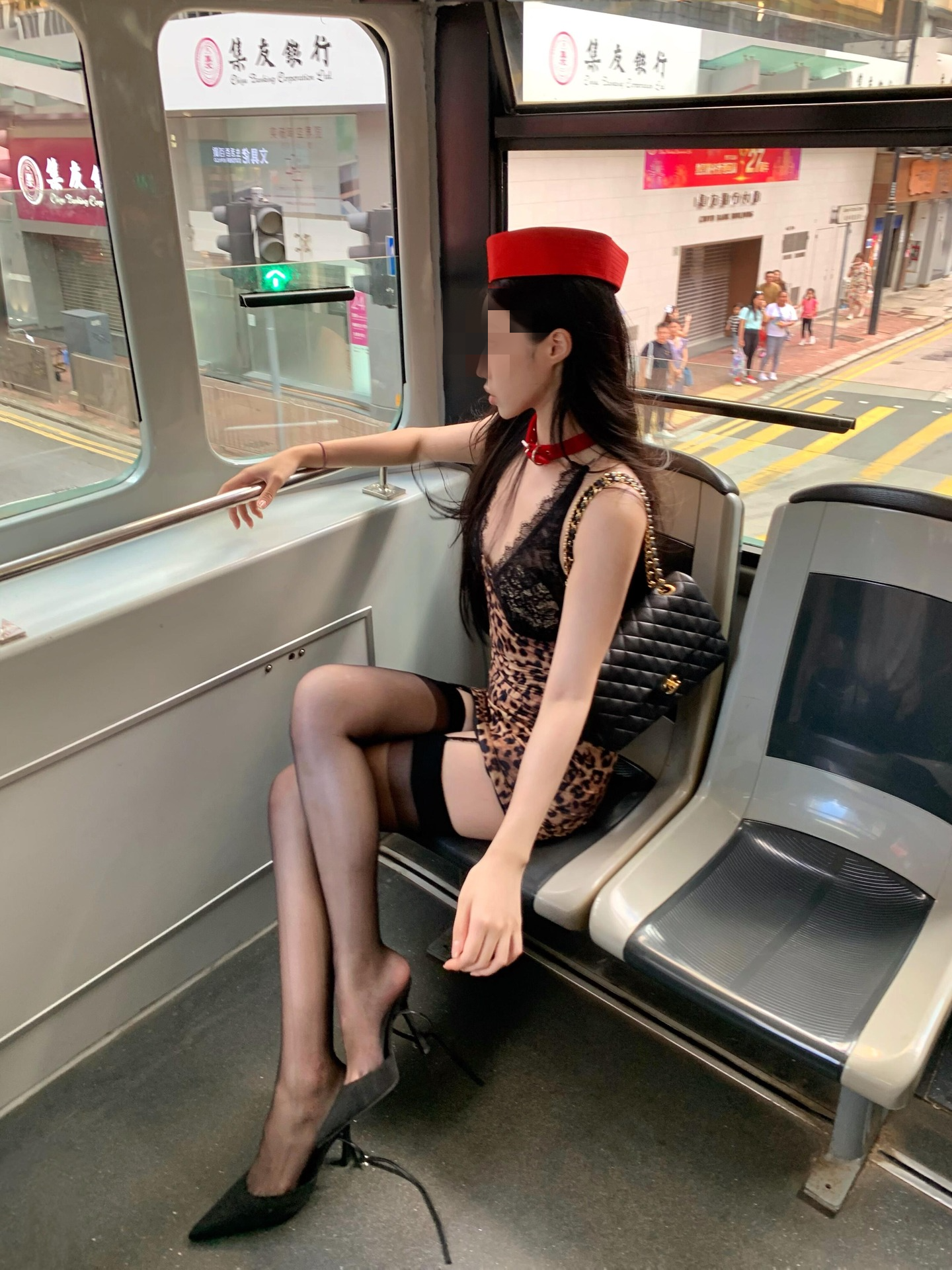 ▲大陸一名女子穿著時髦赴港旅遊，拍美照被放到網路上無辜挨批。（圖／翻攝Threads）