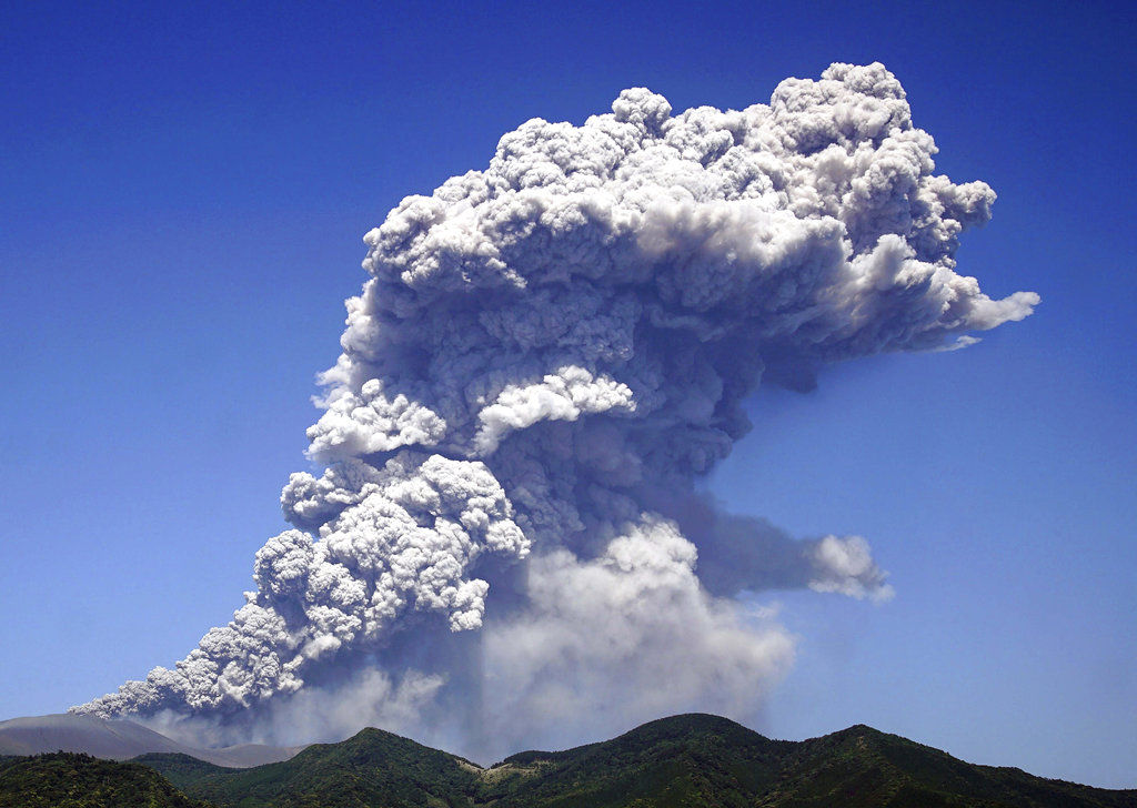 ▲▼日本九州新燃岳火山曾於2018年噴發。（圖／達志影像／美聯社）