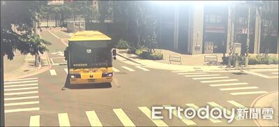 司機內急未拉手煞車 土城無人公車倒退嚕80米撞斷消防栓