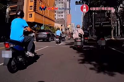 「你從哪裡冒出來?」台中2機車詭異追撞 警直呼機率太低