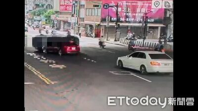 驚險瞬間畫面曝!市民大道小客車左轉擦撞後方紅車 翻車一圈落地