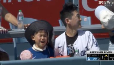 爸爸漏接大谷翔平全壘打：這輩子都會懊悔　孩子當場大哭掀熱議