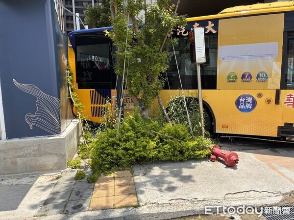 ▲駕駛公車的莊男，下車上廁所忘記拉手煞車，導致公車倒退滑行。（圖／記者陸運陞翻攝）