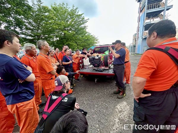 ▲南門義消進行火場攻堅訓練，演練高樓梯間佈線與空間穿越應變操作。（記者林東良翻攝，下同）