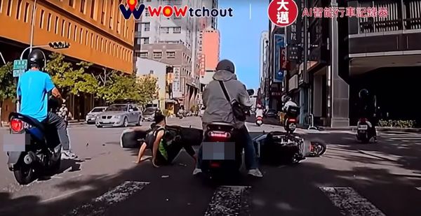 ▲▼台中2輛機車發生詭異追撞，連員警都直呼機率太低了。（圖／翻自wowtchout）