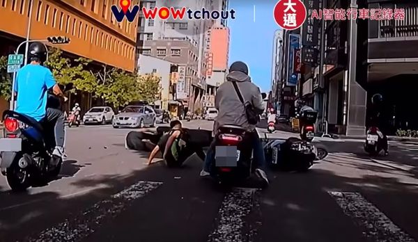 ▲▼台中2輛機車發生詭異追撞，連員警都直呼機率太低了。（圖／翻自wowtchout）