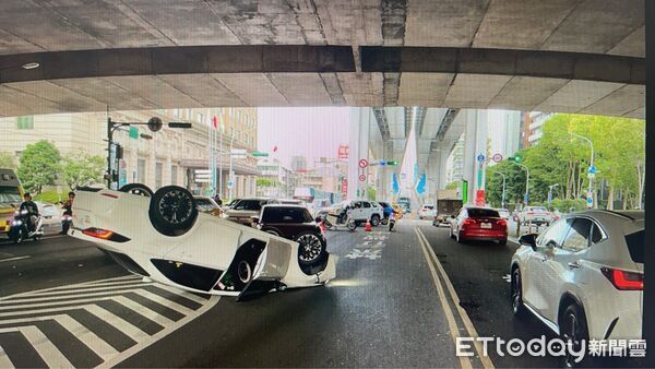▲白色自小客車駕駛疑因未注意後方來車、轉彎擦撞後車翻車。（圖／記者張君豪翻攝）