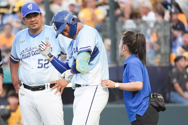 ▲王念好遭到觸身球。（圖／富邦悍將提供）