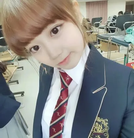 ▲邊荷律分享了一系列高中時期美照。（圖／翻攝自Threads／yuling34）