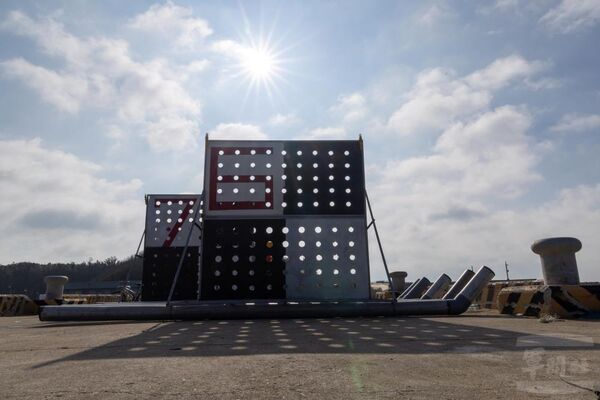 ▲▼在碼頭邊完成組裝的戰車靶船。（圖／軍聞社）