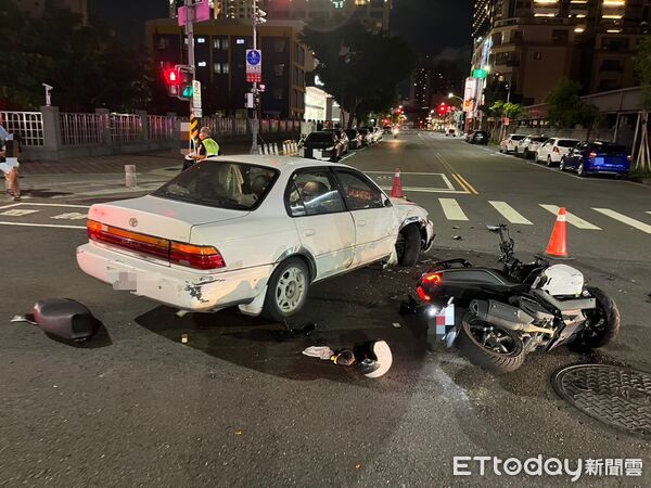 ▲▼高雄前鎮今（22）日晚間車禍　三人送醫　初判轉彎未禮讓釀禍。（圖／記者吳世龍翻攝）