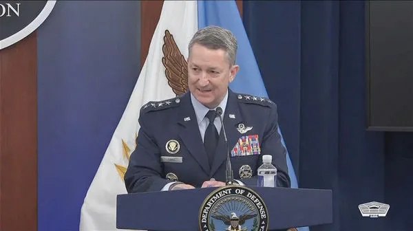 ▲▼美軍參謀首長聯席會議主席凱恩（Dan Caine）在五角大廈舉行簡報會。（圖／路透）