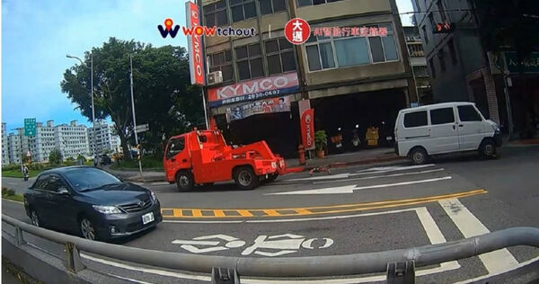新北「最速拖吊」亞旺翻車？違規車脫鉤落地撞人行道　幸未釀損傷
