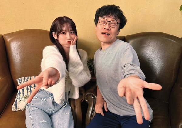 劍浣春秋（右）曾在YouTube頻道分享與逾200位女優合作的幕後經驗。左為未步奈奈。	（翻攝自黃正臉書）