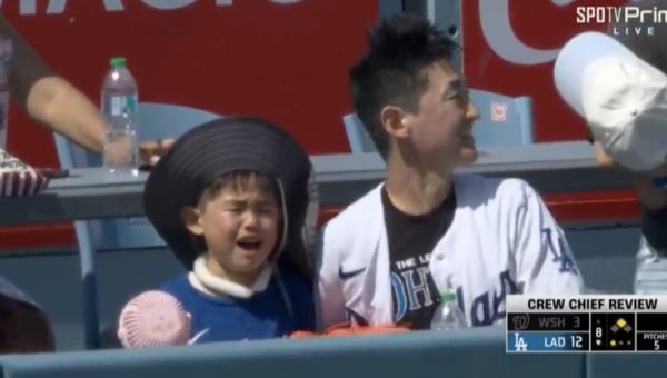 ▲爸爸漏接大谷翔平全壘打球，兒子大哭。（圖／截自Ｘ）