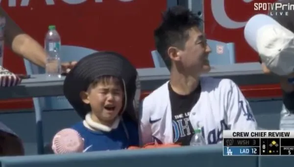 ▲爸爸漏接大谷翔平全壘打球，兒子大哭。（圖／截自Ｘ）